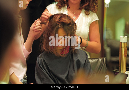 Style de demoiselle d'avoir ses cheveux sur le jour du mariage de sa tante Banque D'Images