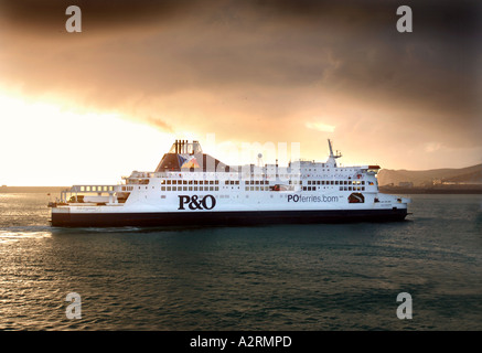 La FIERTÉ DE CANTERBURY P & O Ferries au port de Douvres ANGLETERRE KENT UK Banque D'Images