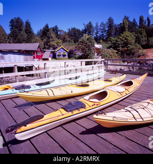 Kayaks sur un quai à Fulford Harbour sur l'île Saltspring dans le sud des îles Gulf, British Columbia Canada Banque D'Images