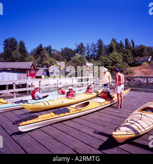 La préparation d'un Kayak à Fulford Harbour sur l'île Saltspring dans le sud des îles Gulf, British Columbia Canada Banque D'Images