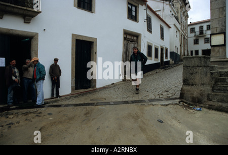 Nick Haslam marche à travers Provesende Portugal du Nord Banque D'Images