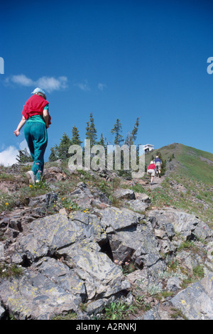 Les randonneurs randonnée sur le sentier jusqu'à l'Idaho pic dans les montagnes Selkirk dans la région de Kootenay, en Colombie-Britannique, Canada Banque D'Images