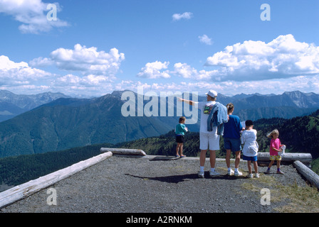 Famille de randonneurs profitant de la vue sur les montagnes Selkirk de Idaho pic dans la région de Kootenay, en Colombie-Britannique, Canada Banque D'Images