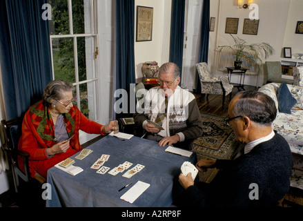 Jouer à Bridge. Personnes âgées personnes âgées retraités jouant à un jeu de cartes dans une maison de soins résidentiels Gloucestershire Angleterre années 1990 Royaume-Uni. 1991 HOMER SYKES Banque D'Images