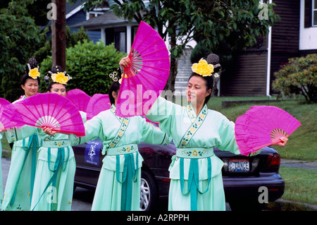 Le Falun Gong ou Falun Dafa danseurs en costume traditionnel, la danse de Parade, Vancouver, Colombie-Britannique, Colombie-Britannique, Canada Banque D'Images