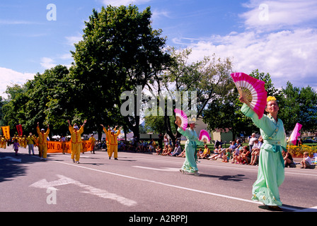 Le Falun Gong ou Falun Dafa danseurs en costume traditionnel, la danse de Parade, Vancouver, Colombie-Britannique, Colombie-Britannique, Canada Banque D'Images