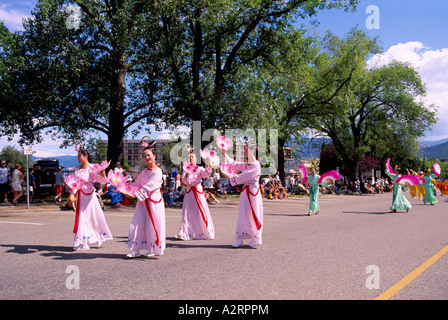 Le Falun Gong ou Falun Dafa danseurs en costume traditionnel, la danse de Parade, Vancouver, Colombie-Britannique, Colombie-Britannique, Canada Banque D'Images