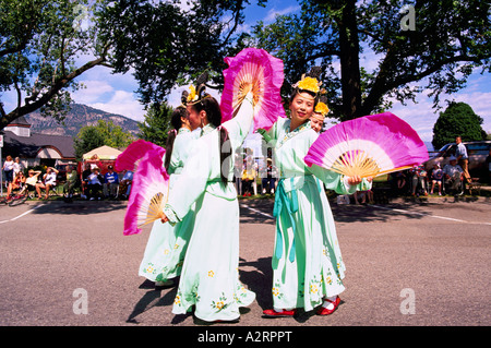 Le Falun Gong ou Falun Dafa danseurs en costume traditionnel, la danse de Parade, Vancouver, Colombie-Britannique, Colombie-Britannique, Canada Banque D'Images