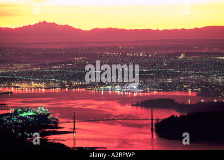 La 'Porte des Lions' Bridge, Stanley Park et la ville de Vancouver au lever du soleil, British Columbia Canada Banque D'Images