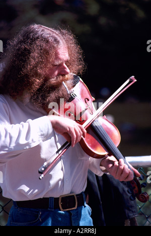 Un musicien Busker Hippie à jouer du violon à Vancouver British Columbia Canada Banque D'Images