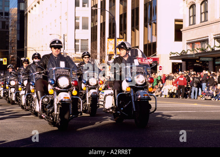 La Police de Vancouver l'équipe de drill moto motocyclettes dans le défilé, le centre-ville de Vancouver, BC, British Columbia, Canada Banque D'Images