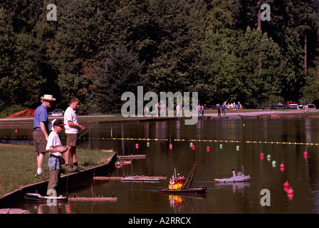 D'exploitation Senior Hommes Modèle commandé à distance bateaux comme un passe-temps en temps libre dans Central Park Burnaby British Columbia Canada Banque D'Images