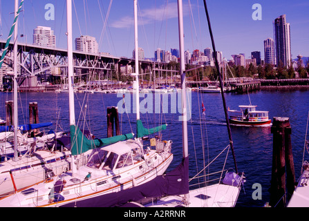 Les bateaux de plaisance amarrés à False Creek à l'île Granville à Vancouver British Columbia Canada Banque D'Images