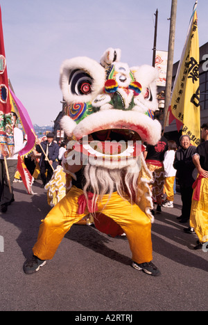 Le Nouvel An chinois Danse du Lion (aka danse du Dragon) à Eaton et célébration - Chinatown, Vancouver, BC, British Columbia, Canada Banque D'Images