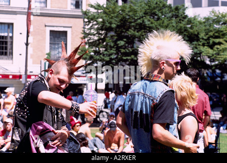 Les gens avec une coupe Mohawk à jour Cannabis Rally, Vancouver, BC, en Colombie-Britannique, Canada - Pro / Marijuana Démonstration Pot Banque D'Images