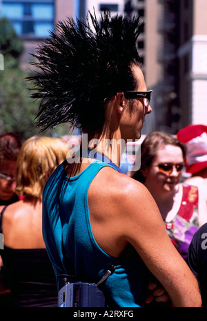 Jeune homme à la coupe Mohawk à jour Cannabis Rally, Vancouver, BC, en Colombie-Britannique, Canada - Pro / Marijuana Démonstration Pot Banque D'Images