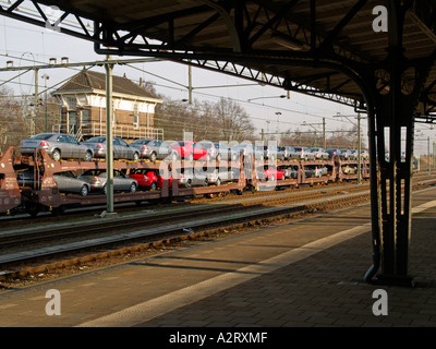 Train de fret chargé avec toute nouvelle Ford Mondeo voitures photographié à Roosendaal aux Pays-Bas à la frontière belge, néerlandais Banque D'Images