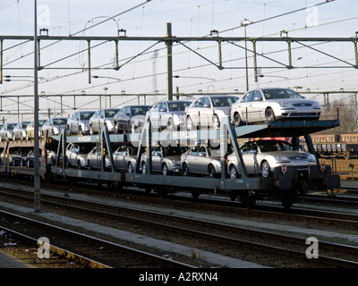 Train de fret chargé avec toute nouvelle Ford Mondeo voitures photographié à Roosendaal aux Pays-Bas à la frontière belge, néerlandais Banque D'Images