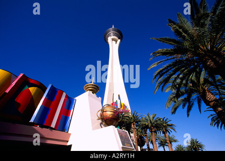 Le Stratosphere Hotel et Restaurant tournant le long du Strip (Las Vegas Boulevard) à Las Vegas Nevada United States USA Banque D'Images