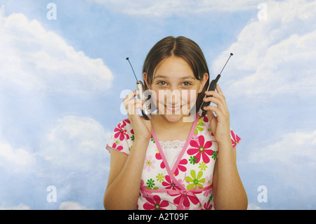 Une adolescente avec deux téléphones mobiles Banque D'Images