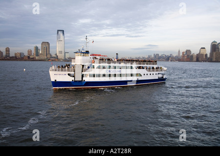 Circle Line ferry et Manhattan New Jersey Jersey City skyline New York USA Banque D'Images