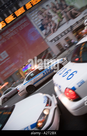 Voitures de police NYPD dans Times Square Manhattan New York USA Banque D'Images