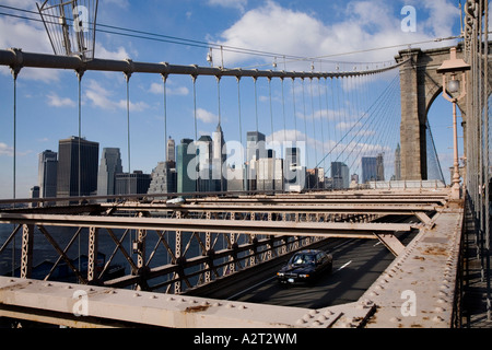 Manhattan vu du pont de Brooklyn New York USA Banque D'Images