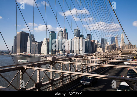 Manhattan vu du pont de Brooklyn New York USA Banque D'Images
