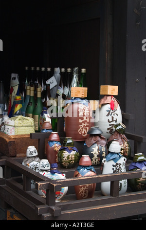 Une variété de bouteilles de vin de riz bien sur l'écran en face d'une brasserie de saké de la préfecture de Gifu au Japon Takayama Banque D'Images