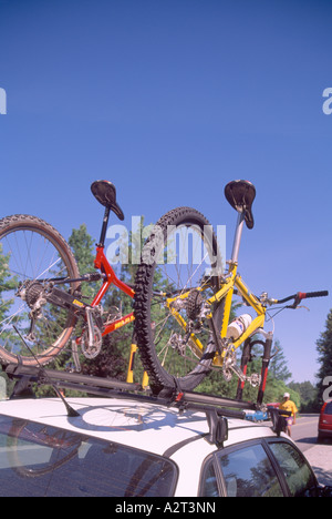 Course Vtt fixé à Roofrack sur toit de voiture Banque D'Images