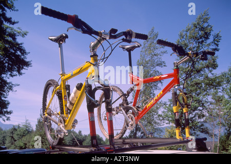 Course Vtt fixé au toit du véhicule sur Roofrack Banque D'Images