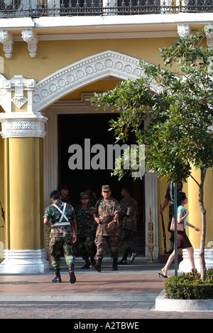 Des gardes armés devant un bâtiment officiel à Guayaquil. Banque D'Images