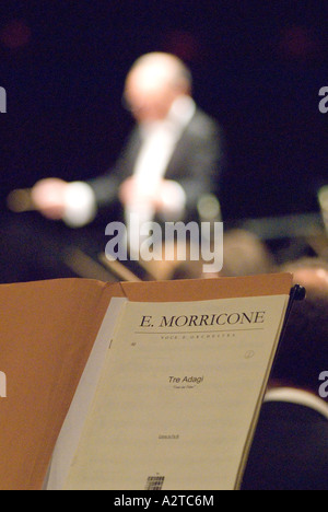 Le compositeur italien Ennio Morricone (10 novembre 1928-6 juillet 2020) en concert, Hammersmith Apollo, Londres, Royaume-Uni, décembre 2006. Banque D'Images