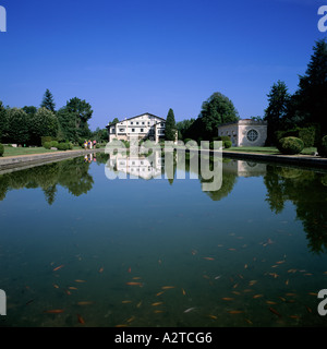 Étang AVEC VILLA ARNAGA LA RÉFLEXION, Edmond Rostand Country Estate, Cambo-LES-BAINS, Pyrénées Atlantiques, PAYS BASQUE, FRANCE, EUROPE Banque D'Images