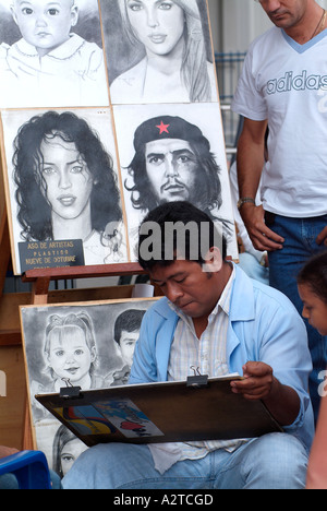 Stand caricaturiste dans le centre-ville de Guayaquil, en Équateur. Banque D'Images