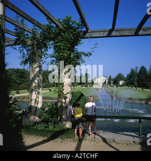 VILLA ARNAGA AVEC BELVÉDÈRE ET BASSIN EDMOND ROSTAND DOMAINE CAMBO-LES-BAINS PAYS BASQUE FRANCE EUROPE Banque D'Images