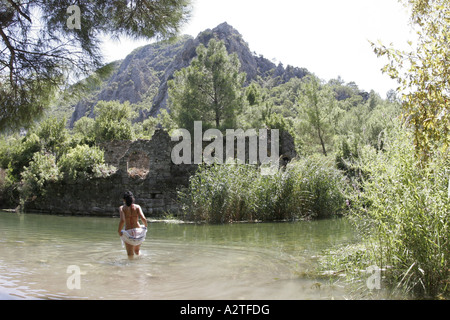 Woman devant les ruines de l'ancien port maritime près de Olympos Olympos Antalya, Turquie, NP, Olympos Banque D'Images