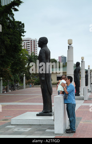 L'homme avec son enfant sur le Malecon Simon Bolivar, Banque D'Images