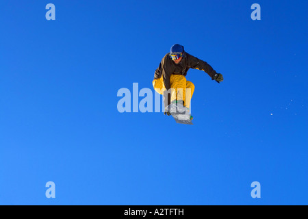 Flying snowboarder, Autriche, Alpes Banque D'Images