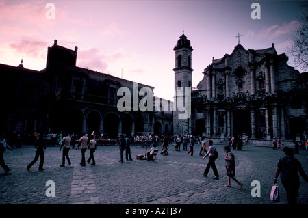 Les gens se rassemblent à la place de la cathédrale à l'aube dans la vieille Havane, Cuba Banque D'Images