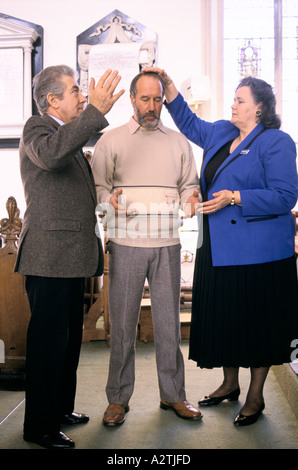 Imposant des mains transes religieuses, ils parlaient en langues. Église évangélique de Saint Nicolas Ashill Norfolk Royaume-Uni années 1990 HOMER SYKES Banque D'Images