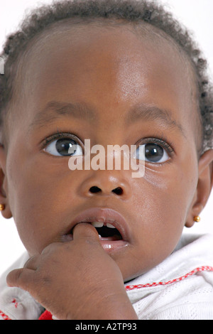 Bebe Fille Noire Avec Son Index Dans Sa Bouche Photo Stock Alamy