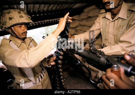 Conflit du Cachemire sous 1999 soldats en chakoti Azad Cachemire indien près de la ligne de contrôle 1999 Banque D'Images