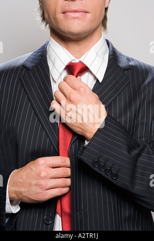 Businessman adjusting tie Banque D'Images