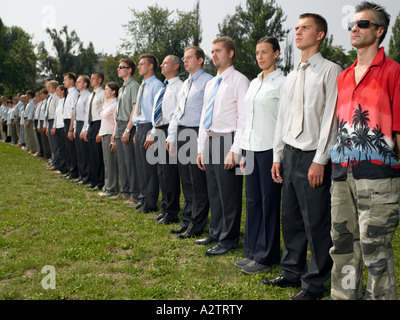 Homme debout de la foule Banque D'Images