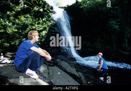 Couple à Glyn-y-établissement Blaen cascades, le Parc National des Brecon Beacons, Powys, Wales, GB Banque D'Images