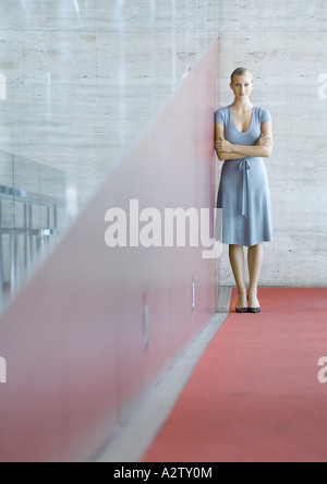 Femme debout, appuyé contre le mur, portrait Banque D'Images