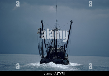 Bateau de pêche en mer, avec un ciel orageux de frais généraux, La Havane, Cuba Banque D'Images