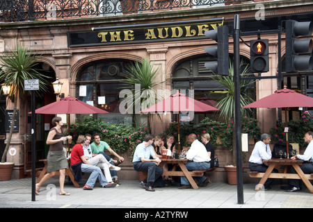 Les gens de boire et de parler à l'extérieur de l'Audley pub dans Mayfair Londres W1 Angleterre Banque D'Images