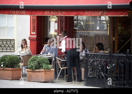 Les gens de boire et de parler à l'extérieur de l'Audley pub dans Mayfair Londres W1 Angleterre Banque D'Images